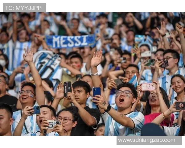 众人瞩目的足球明星背后那些不为人知的故事与成就